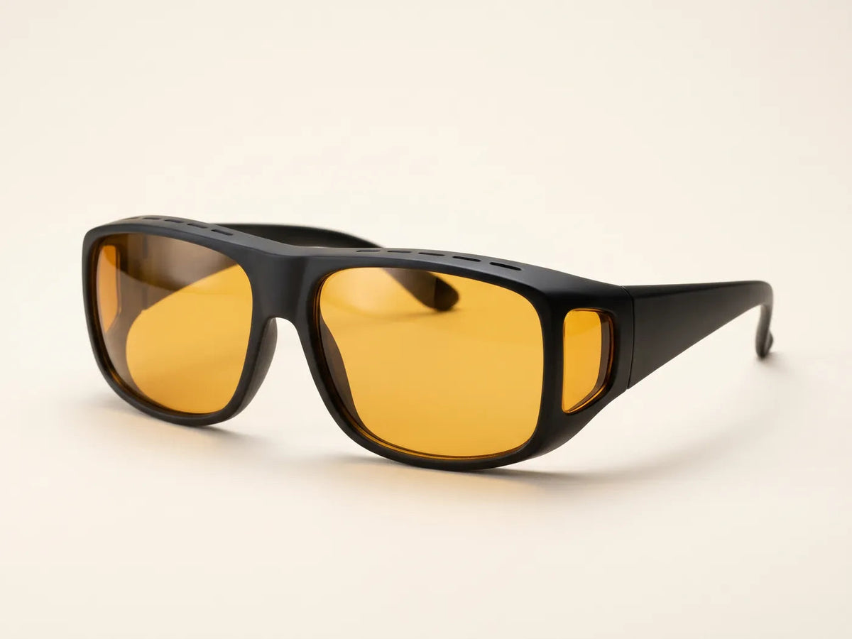 Gafas Seredora Noche de lente ámbar sobre fondo claro