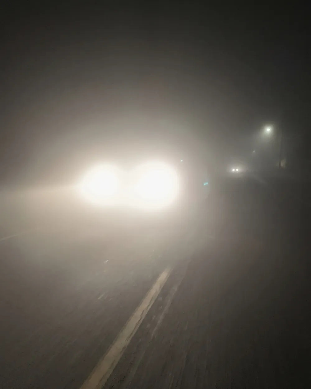 Faros LED deslumbrantes en la niebla, de noche